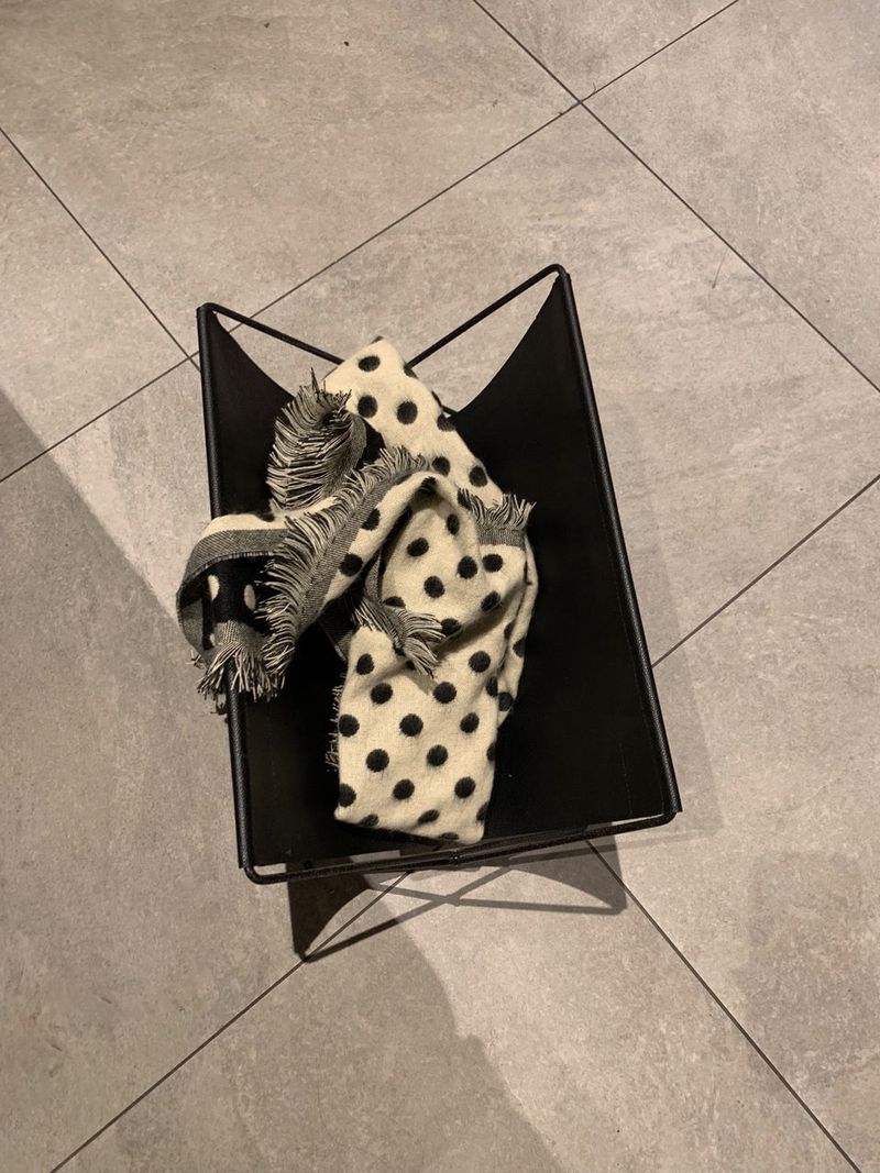 Dot triangle shawl muffler