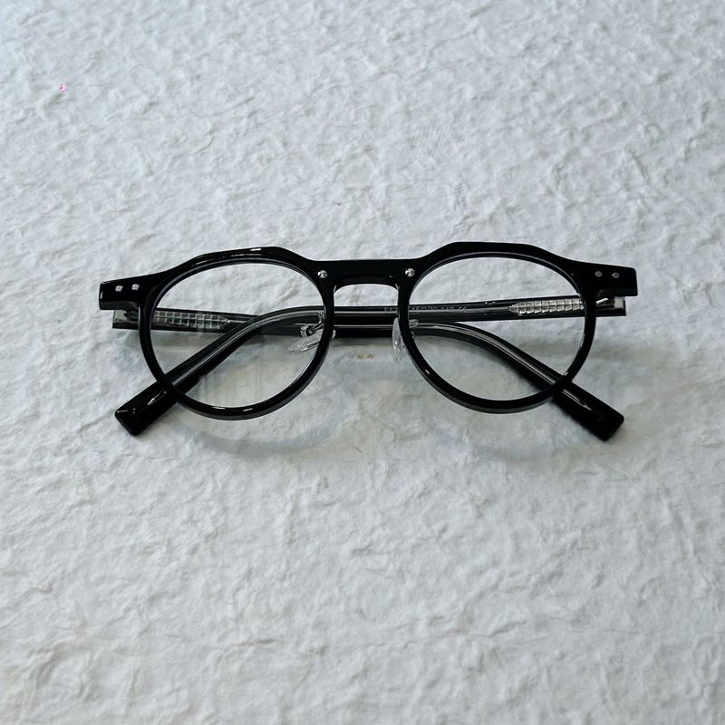 Refined Stud Round Frame