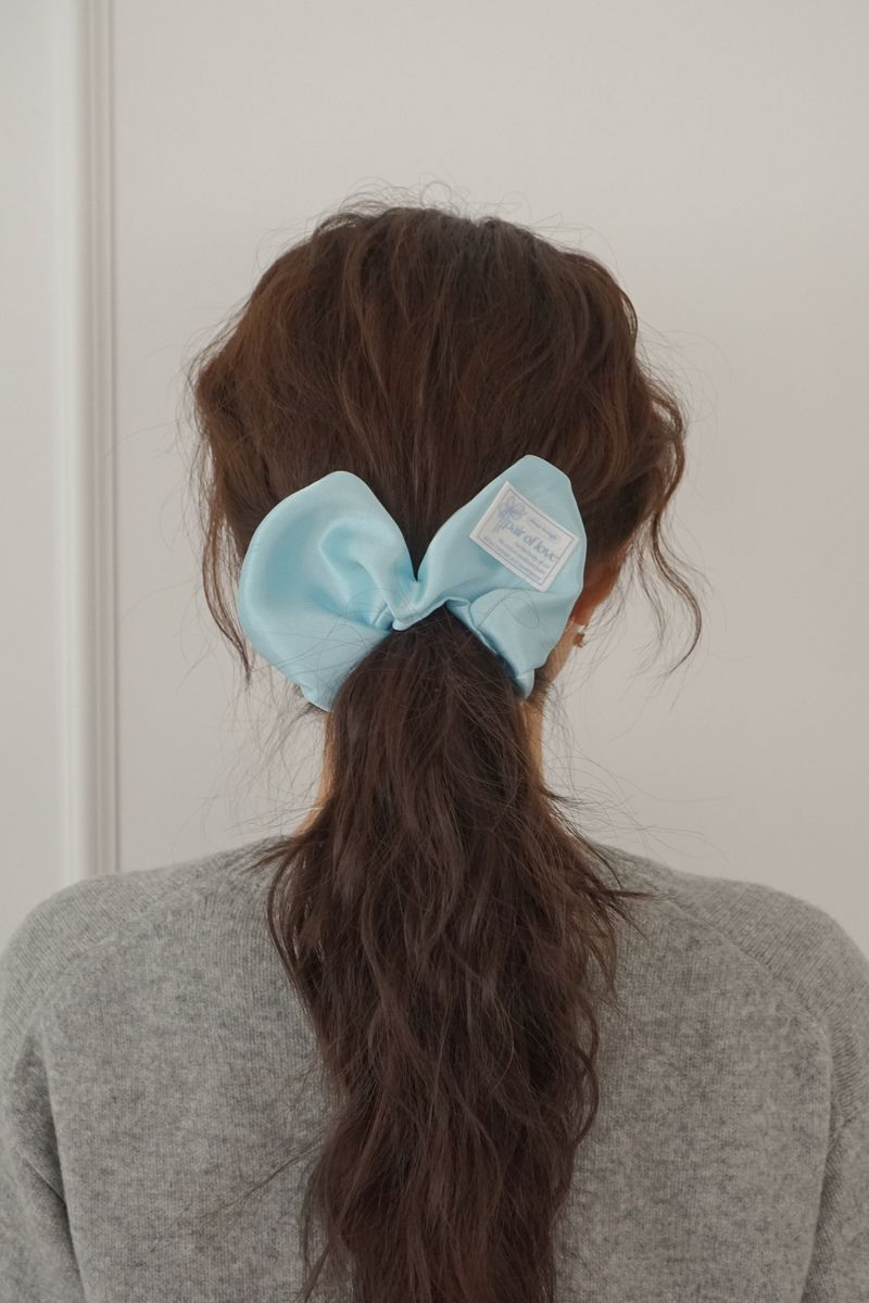 SATIN HEART SCRUNCHIE (ICE BLUE)