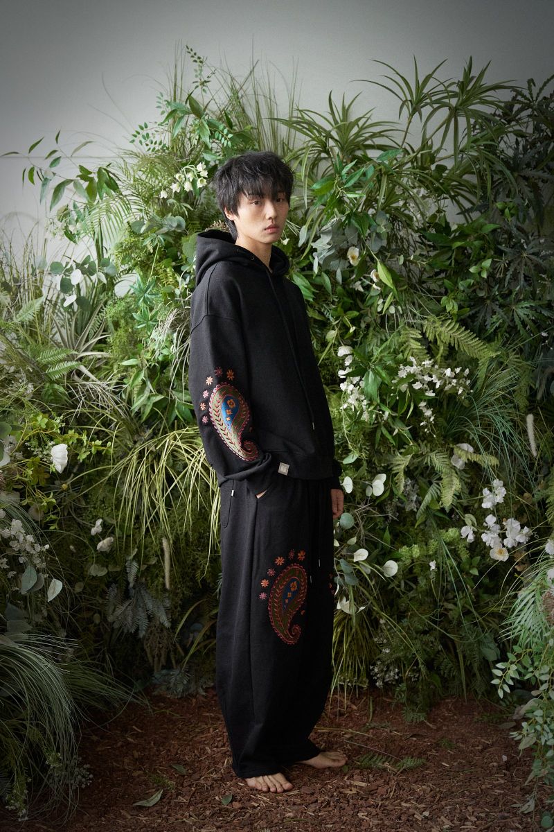 PAISLEY EMB. H-T SWEAT PANTS (Black)