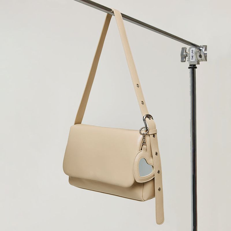 VVV(ブイブイブイ)の「Heart Mirror Puffer Shoulder Cross Bag _ Beige(Bags)」