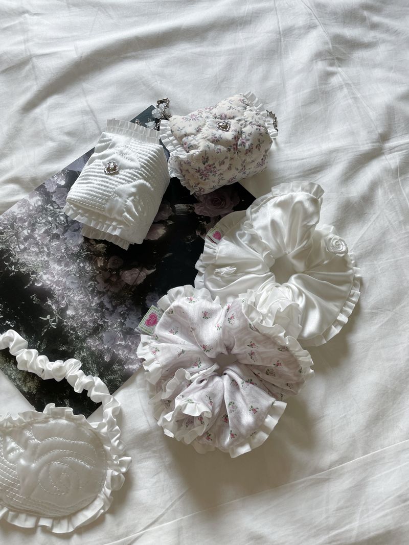 Winter rose scrunchie (pattern)