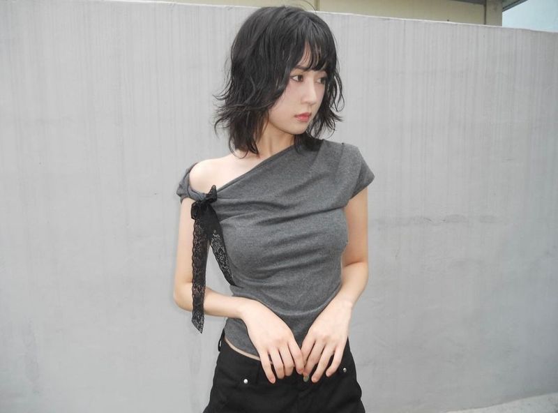 DRAPED TWIST RIBBON T-SHIRT (CHARCOAL)