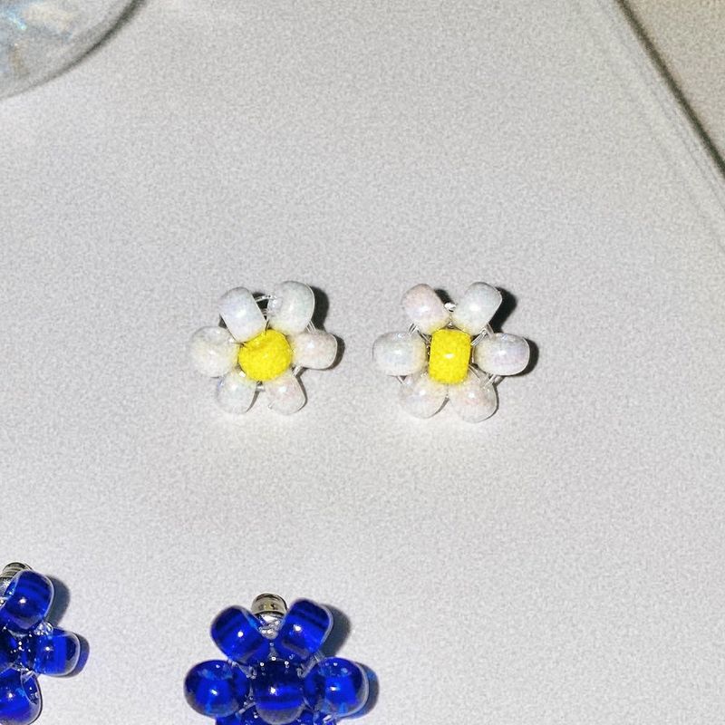 Love or not（ラブオアノット）の「[MADE] デイジーフラワービーズイヤリング（アクセサリー）」