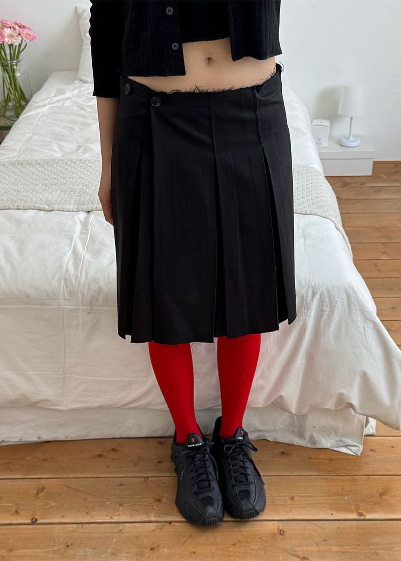 eon（イオエン）の「BUTTON MIDI PLEATS SKIRT（Skirts）」