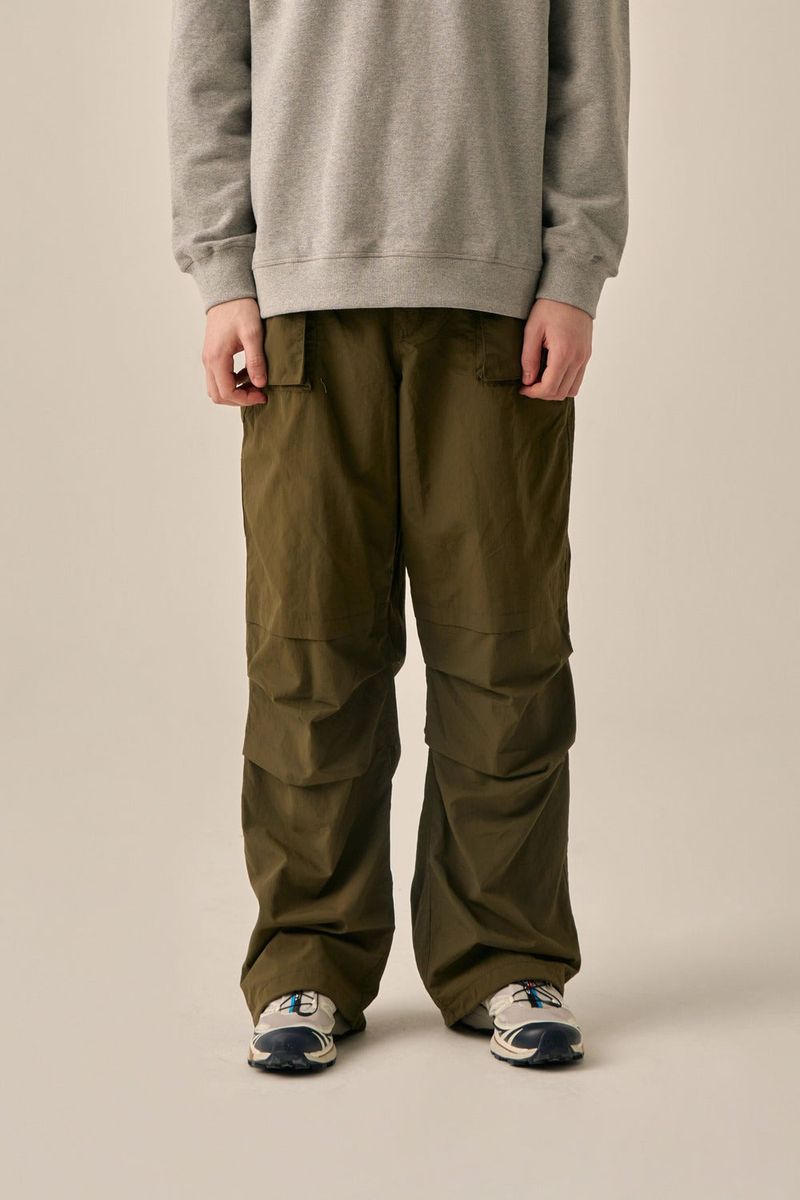 VOLUME POCKET PINTUCK PANTS - KHAKI