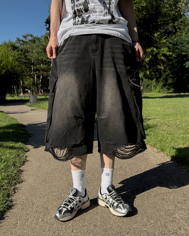 JIIGEUM（ジグム）の「Daken Distressed Cargo Denim Bermuda（Pants）」