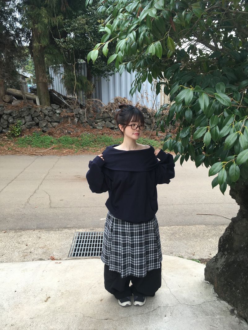 Ruffle open shoulder hoodie