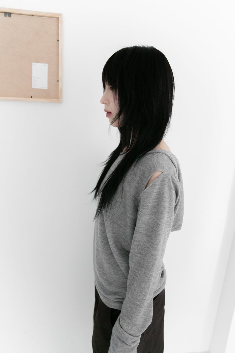 omoosoohy（オムスヒ）の「カッティングショルダーアンバールフードトップ(3colors)（トップス）」