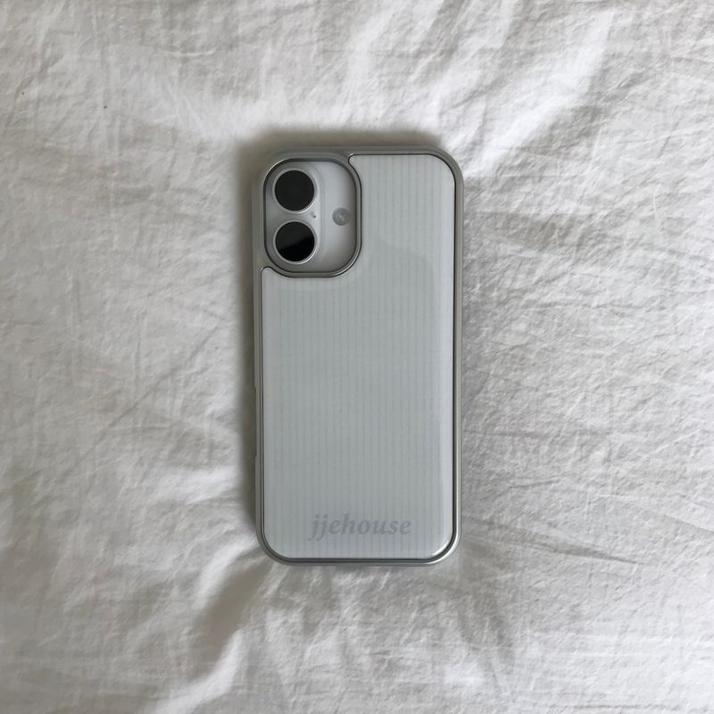 jjehouse（ジェイジェイハウス）の「シルパーストライプ柄スマホケース (epoxy bumper)（スマホグッズ/小物）」