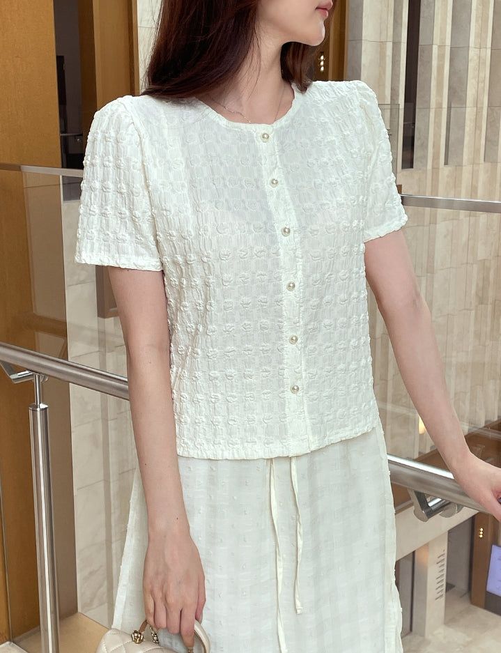 iam mari（アイアム マリ）の「Ser Embossed Round Pearl Puff Blouse（Tops）」