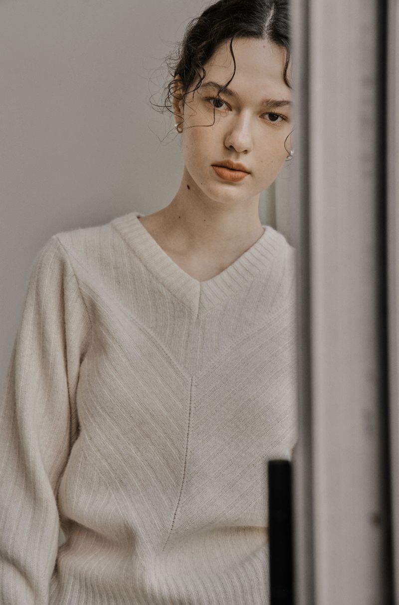 RIBBED V-KNIT TOP_IVORY