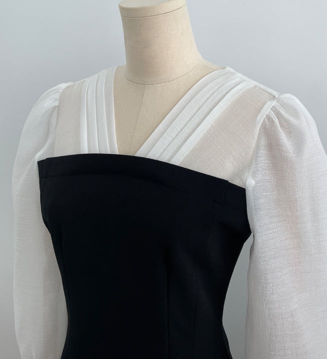 Chenibel V-neck Color Matching Pin-Tuck Flare One Piece
