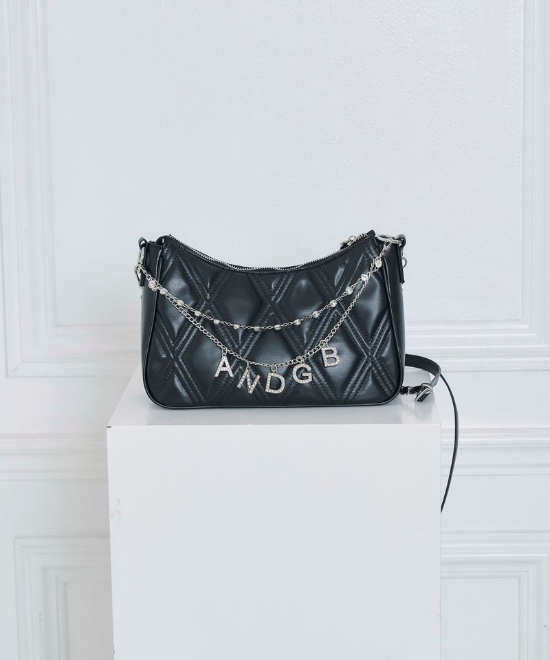 ANDGEEBEE(アンジービー)の「ロゴチャームセットショルダーバッグ(Bags)」