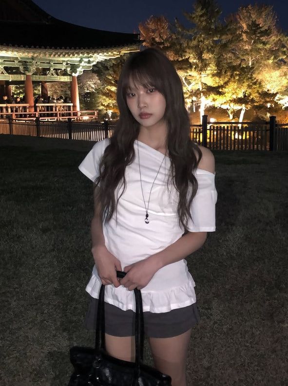 anyonemore（エニーワンモアー）の「リビー フリル シャーリング オフショルダー ショートスリーブ Tシャツ（トップス）」