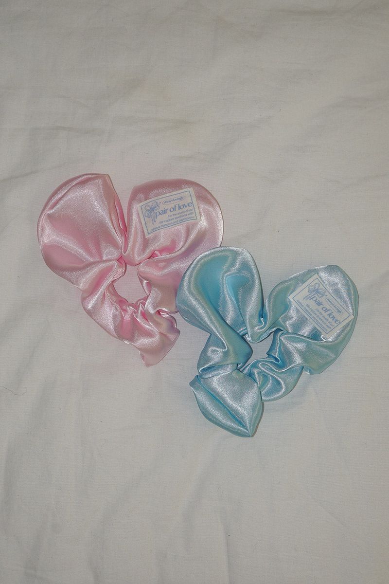 SATIN HEART SCRUNCHIE (BABY PINK)