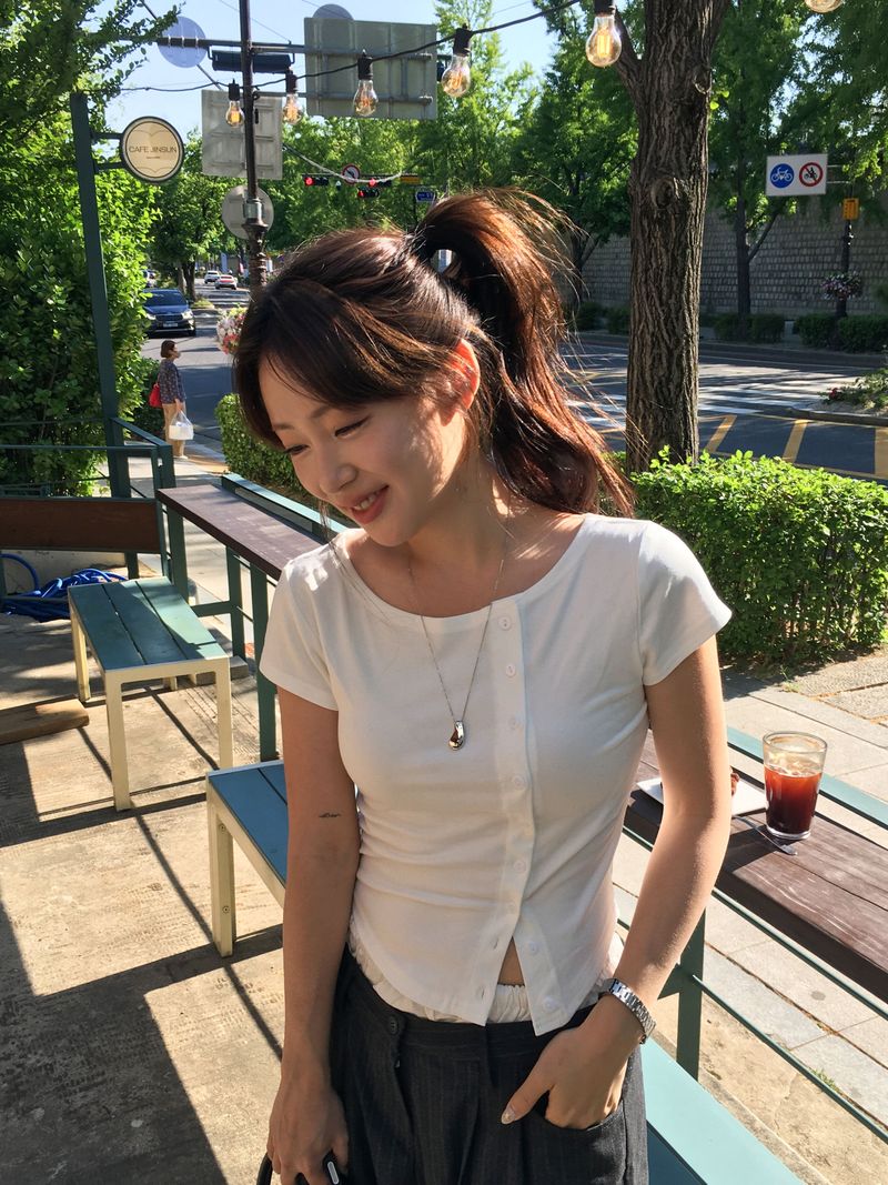 DEARBYME（ディアーバイミー）の「ナウ アンバランスボタンTシャツ（トップス）」