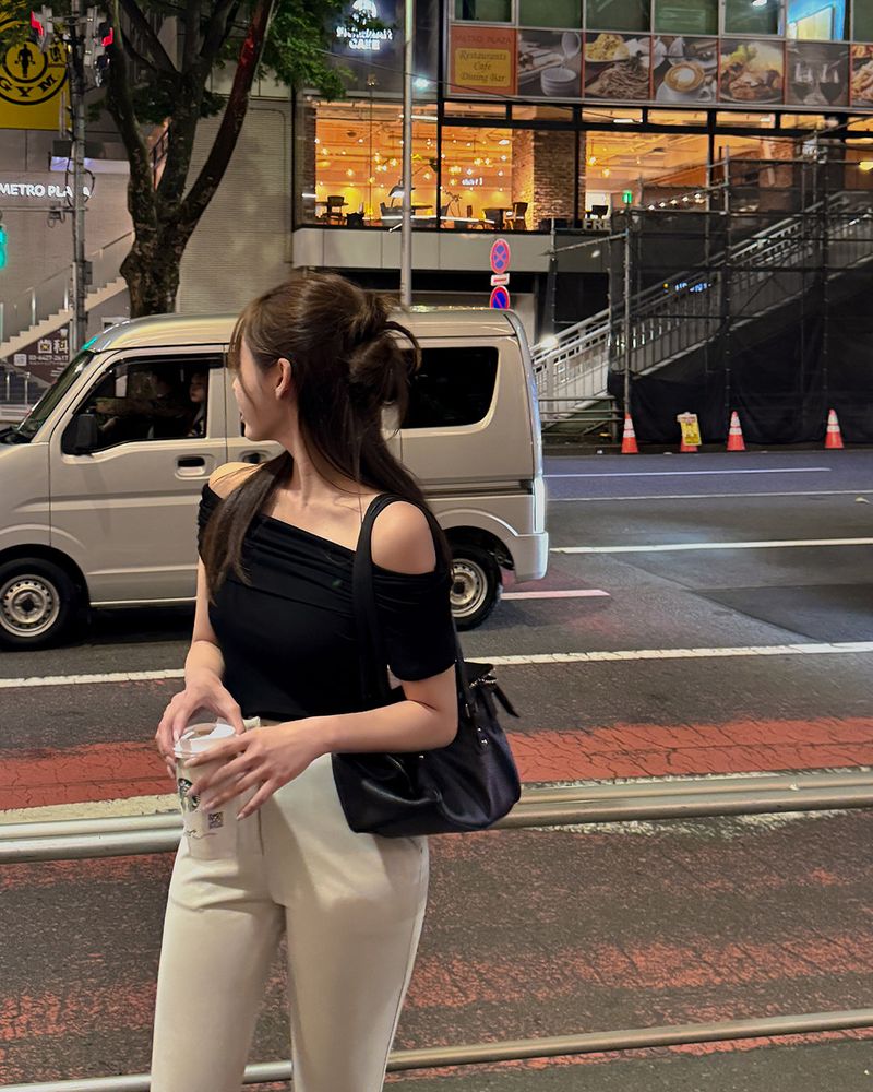 Des Off Shoulder T-Shirt