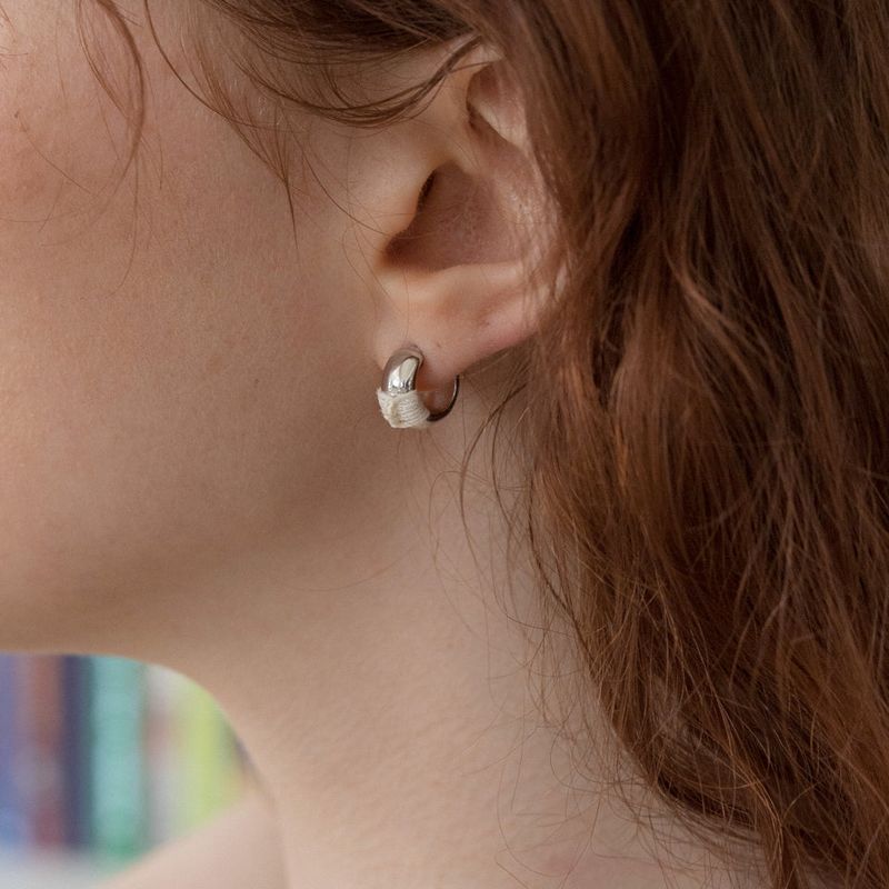 MerryMotive(メリーモチーブ)の「Color point mini curve 'silver' earring (4colors)(Accessories)」