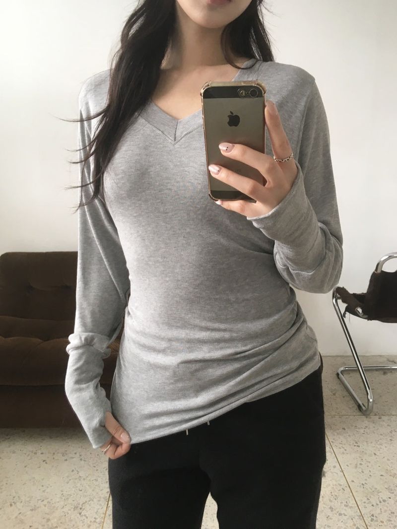 moroi(モロイ)の「グラムVネックTシャツ(トップス)」