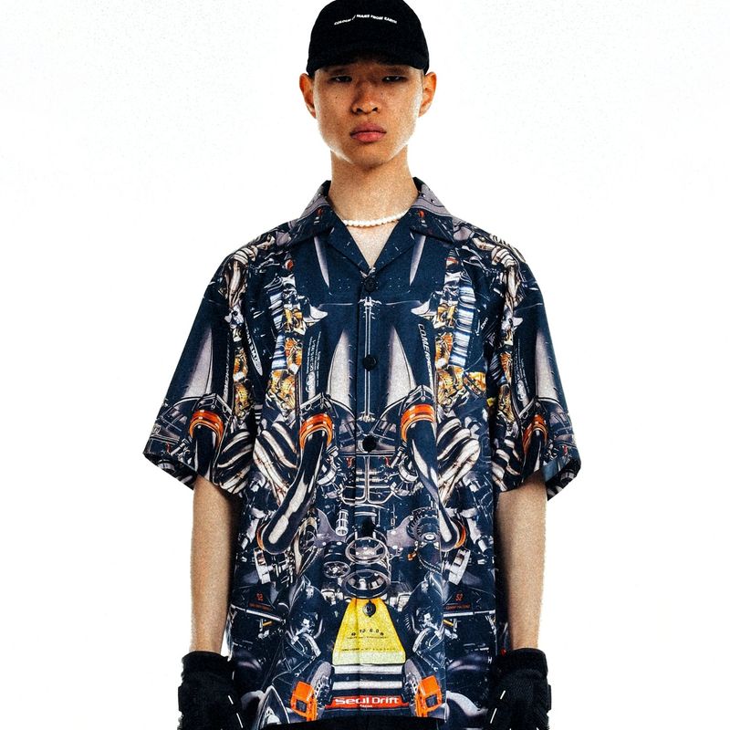 C.O.M.E（シーオーエムイー）の「[UNISEX] オートモバイルパーツキャンプカラープリントシャツ（ブラック）（トップス）」