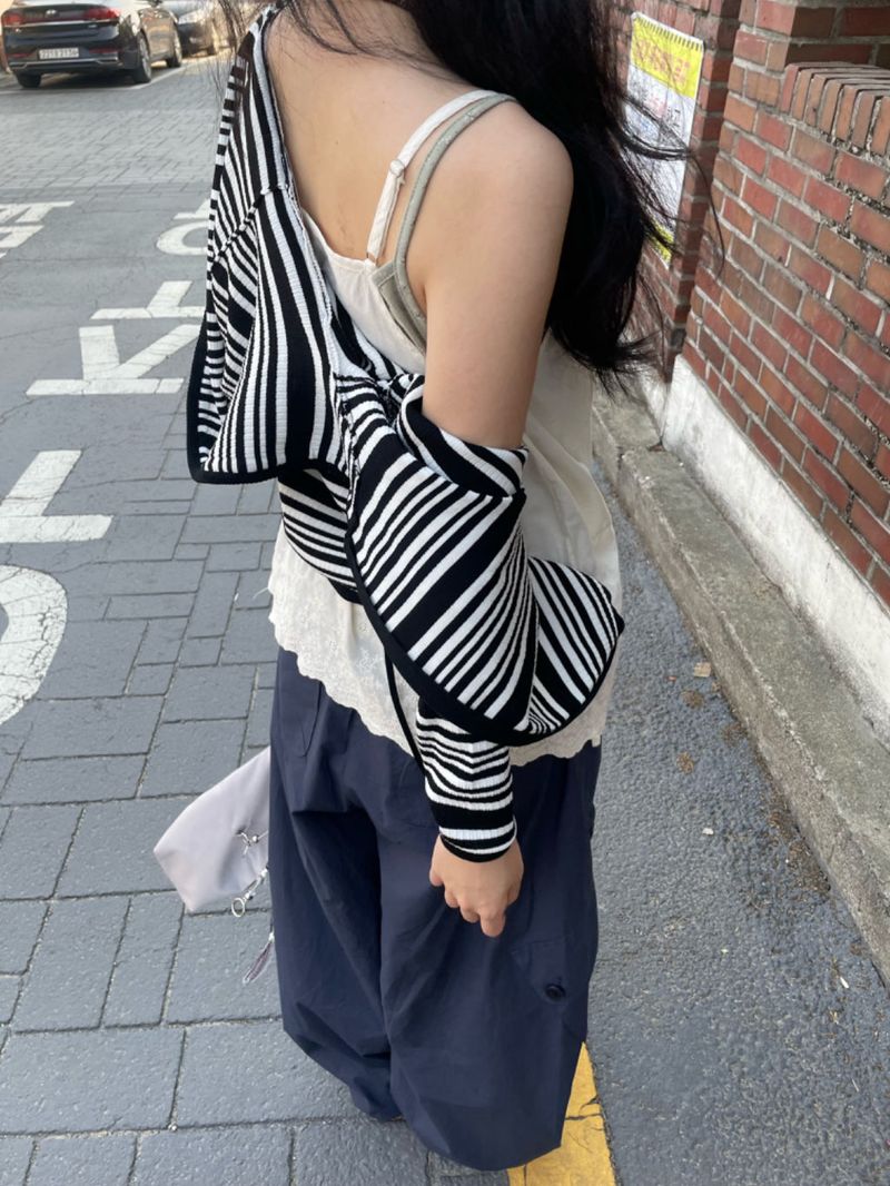 V-neck frill sleeveless