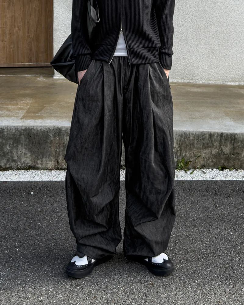 Howt Over Curved Denim Pants
