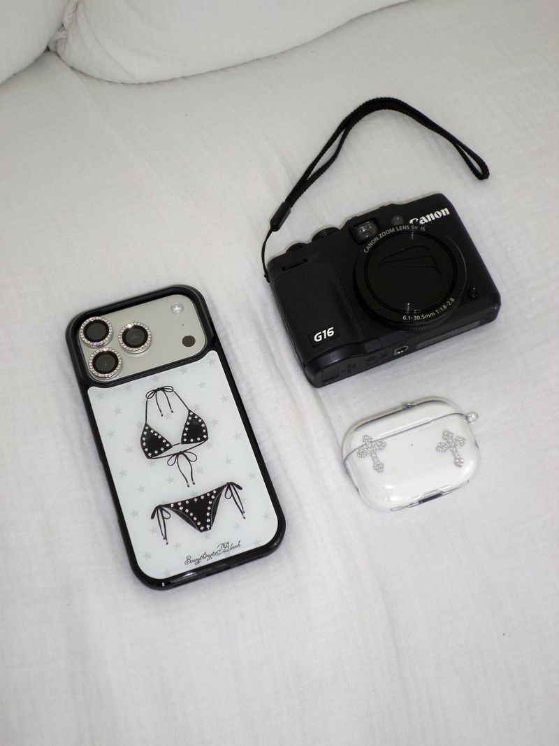 3verythingizblack（エブリティンイズブラック）の「ビキニストーンケース [ブラック]（スマホグッズ/小物）」