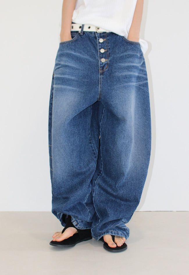 AAKE(アケ)の「(unisex) 4-BUTTON BALLOON DENIM(Pants)」
