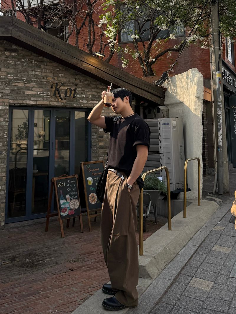 Unbalanced pintuck curved pants