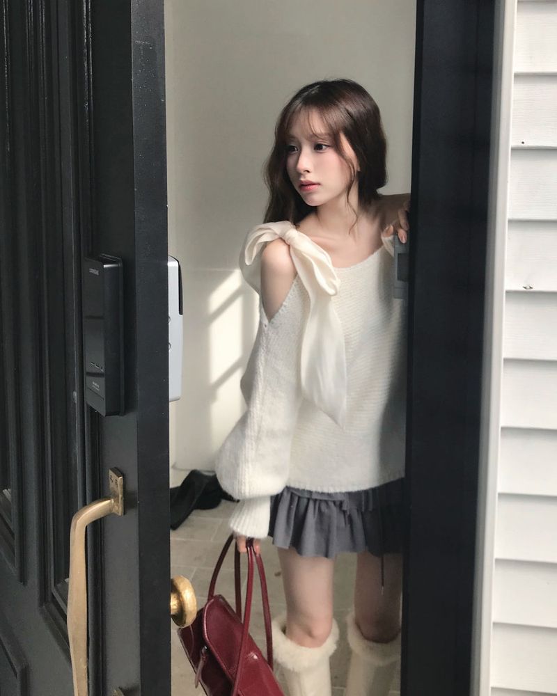 cloudemotion（クラウドエモーション）の「lou chiffon ribbon one-shoulder NT（Tops）」