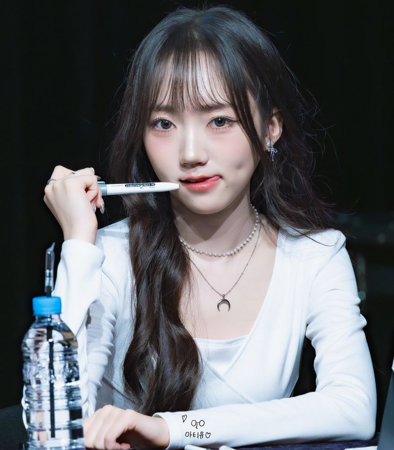 [Anti-tarnish/IDLE Shuhua Necklace] Upside Down Crescent Moon Pearl Layered Necklace - Silver