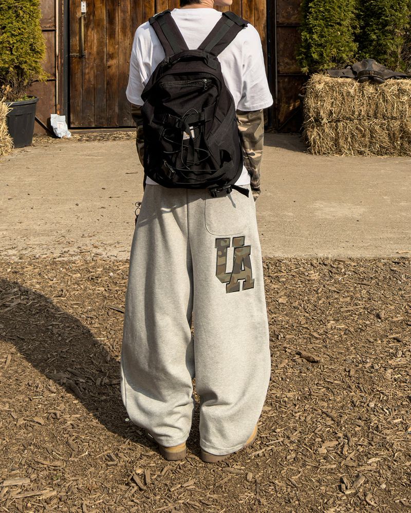 UA カモパッチワイドスウェットパンツ