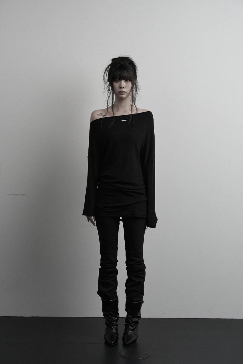[label] back damage off-shoulder top (black)