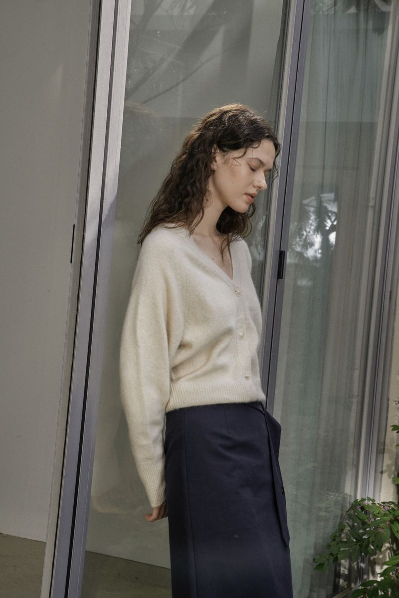 V BUTTON CARDIGAN_IVORY