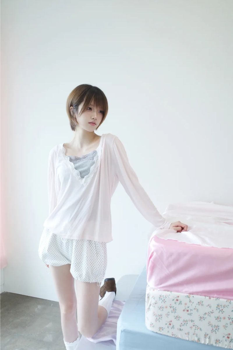 myorang（ミョラン）の「ヌーボー Vネック レースTシャツ (3color)（Tops）」