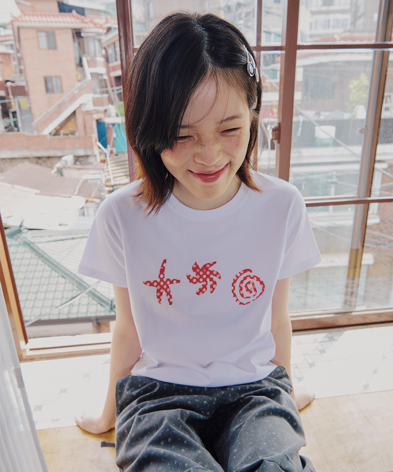 ITZAVIBE（イッザバイブ）の「DOODLE SLIM T SHIRT - WHITE（Tops）」