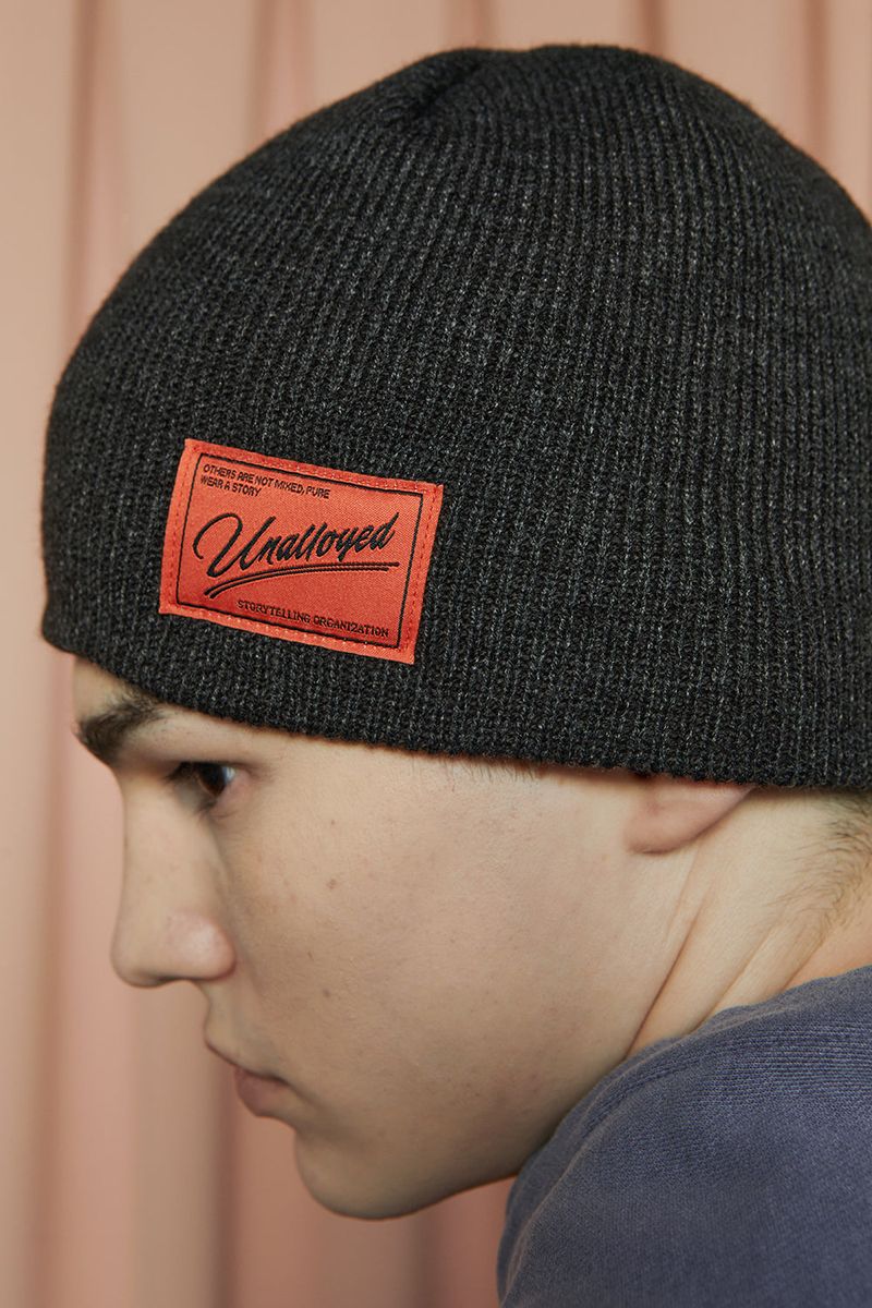 LOGO LABEL BEANIE / CHARCOAL