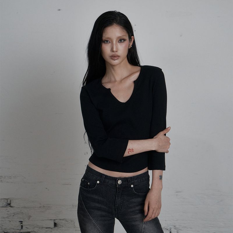 C 90S LINE SLIT NECK T-SHIRT_BLACK