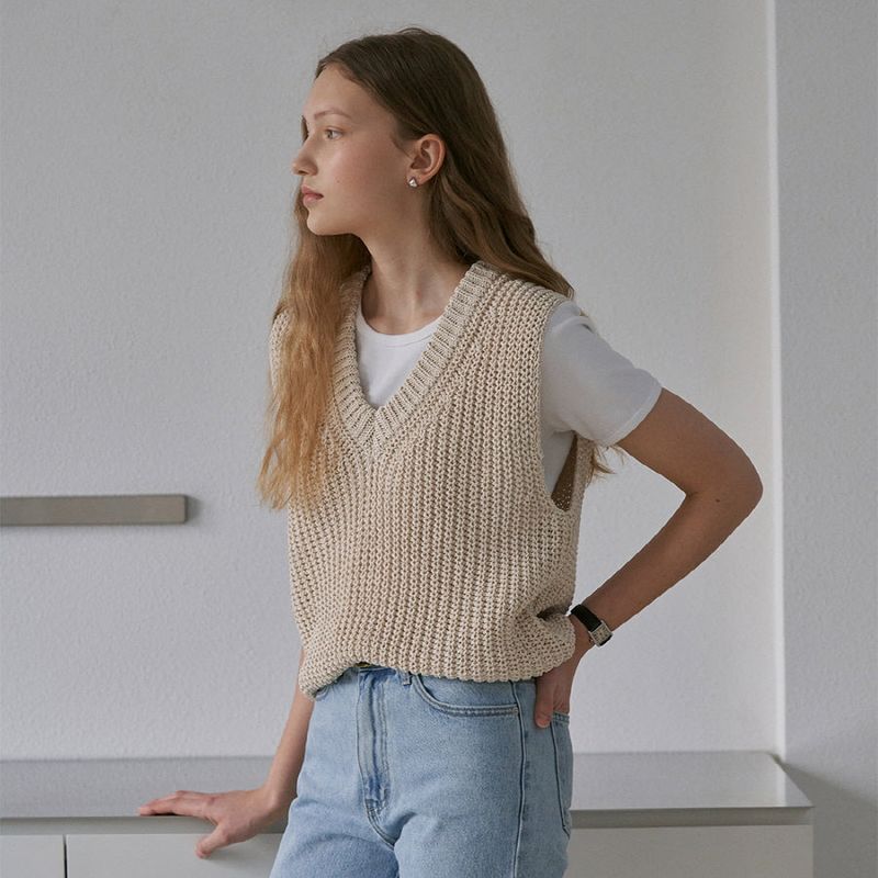 URAGO（ユラゴ）の「Organic v-neck vest（Tops）」