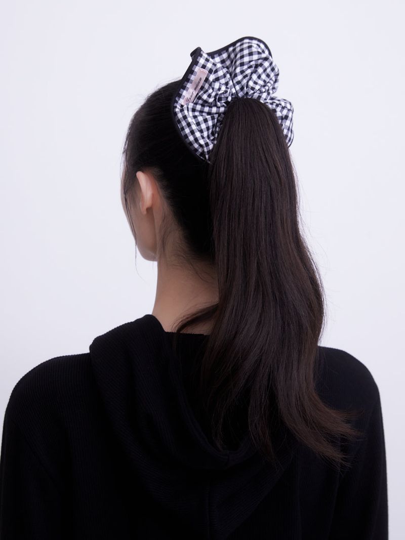 Innermuseum（インナーミュージアム）の「Gingham Check piping hair scrunchie (BLACK)（Hair Accessories）」