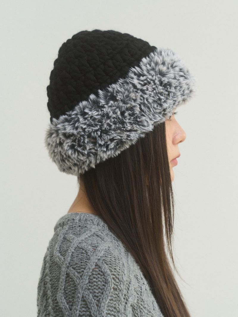 Eskimo Fakefur Beanie - Black