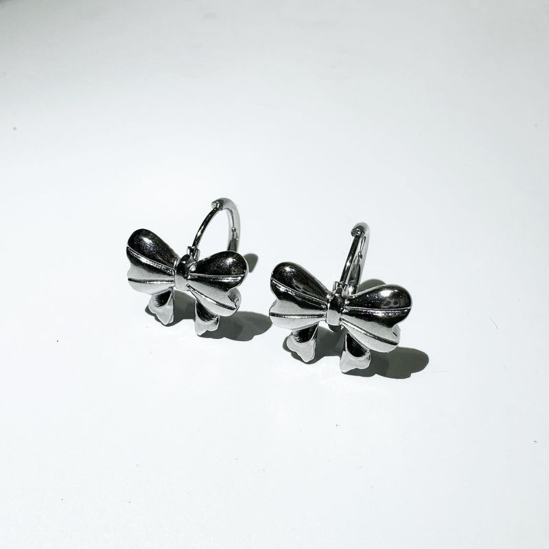 Silver ribbon one touch earring
