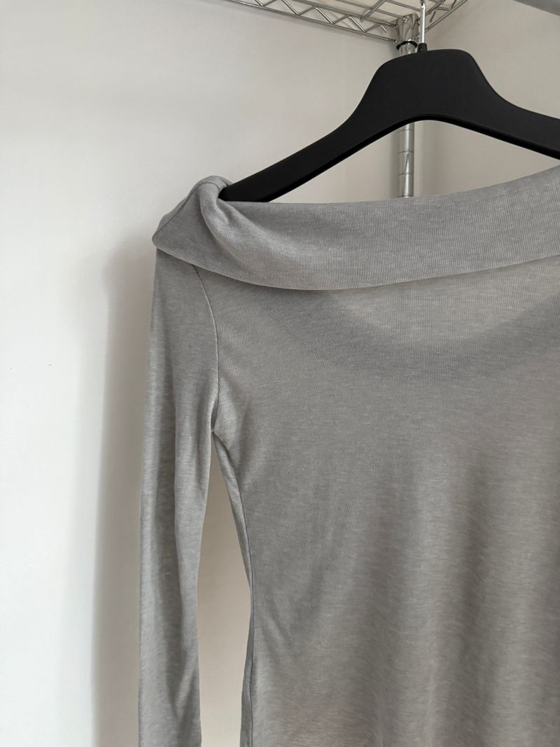 Peer off-shoulder T-shirt (2 colors)