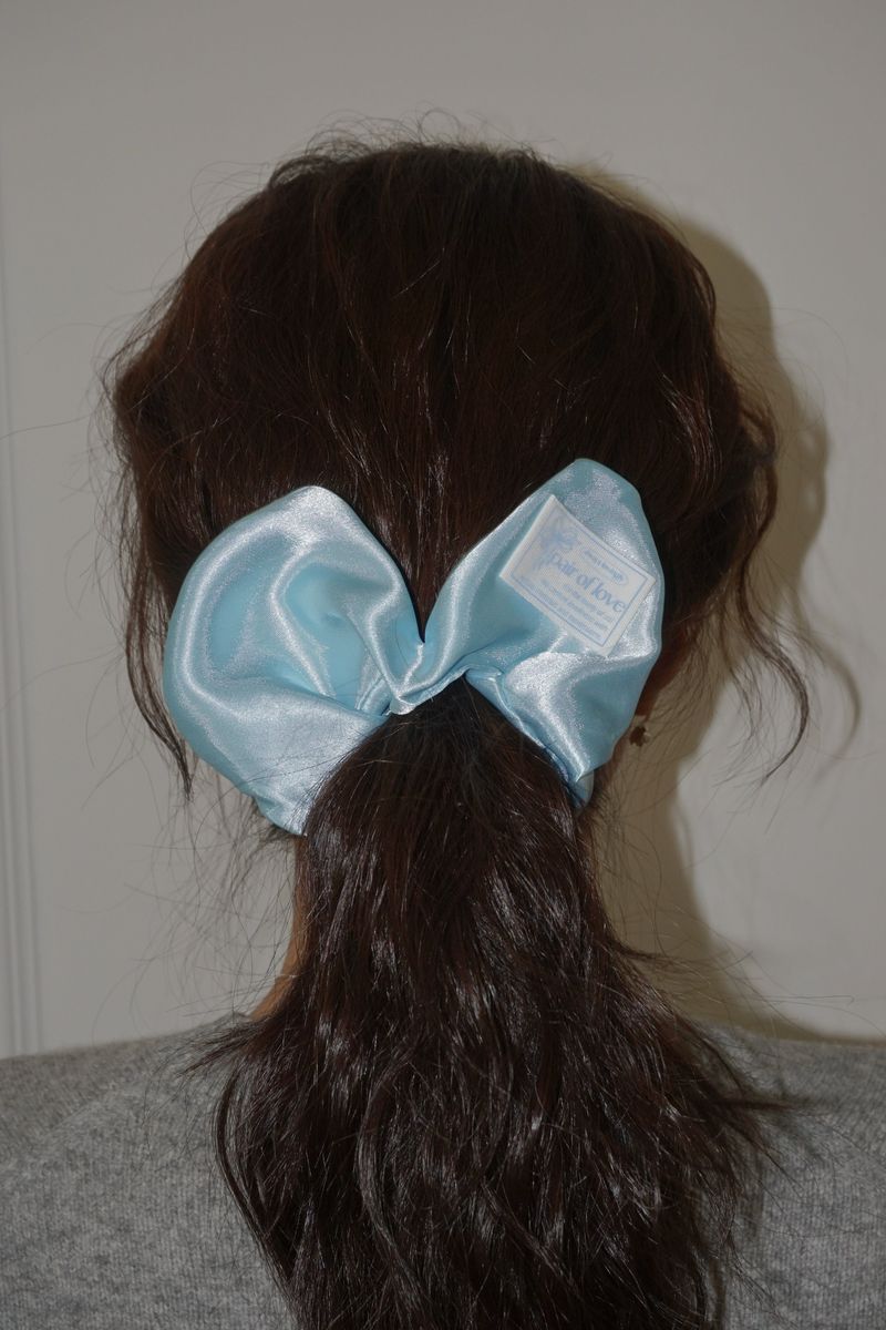 SATIN HEART SCRUNCHIE (ICE BLUE)