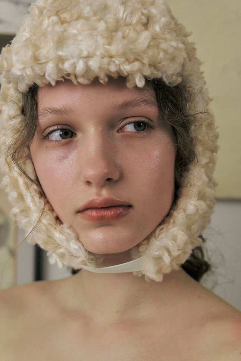 CURLY EARFLAP HAT IN BEIGE
