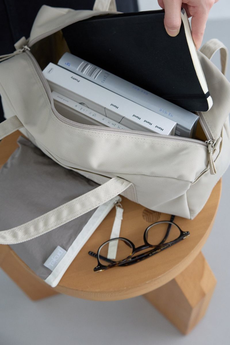 compact duffle bag (light beige)