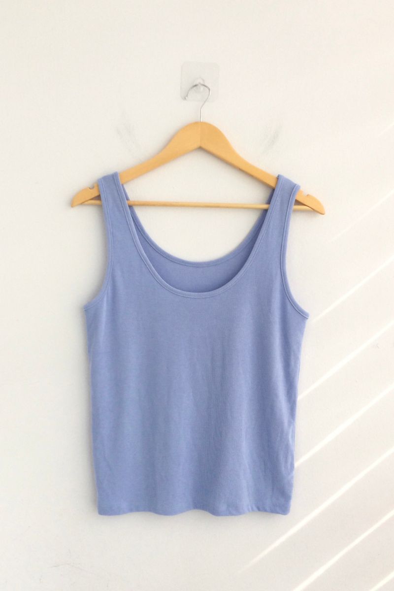 Natural fit color sleeveless