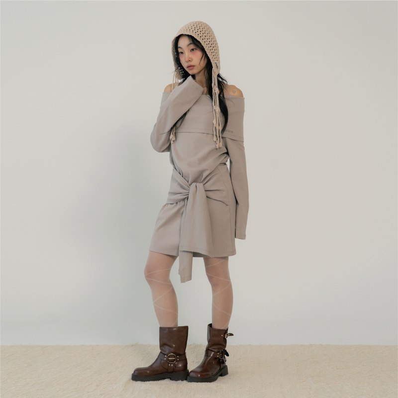 ZIZEMUSEUM（ジゼミュージアム）の「OFF SHOULDER TIED TOP (MOCHA)（Tops）」
