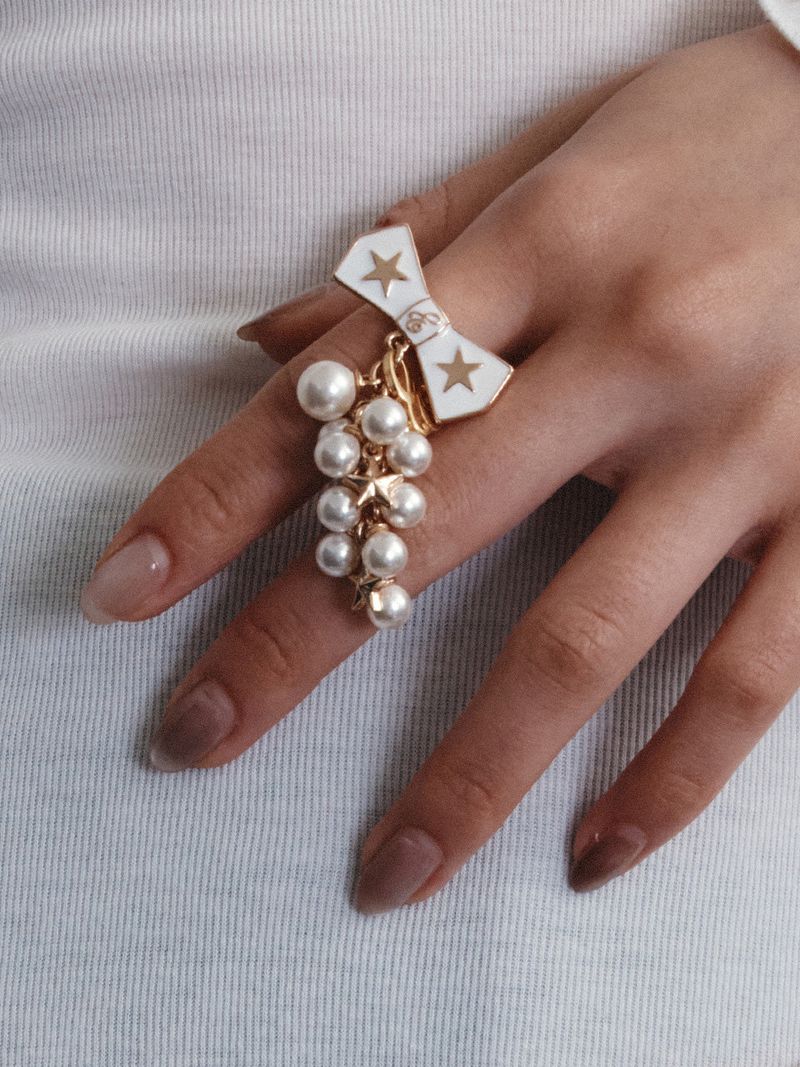 Eireve（エイレブ）の「BOW&GRAPE RING (CREAM)（Accessories）」